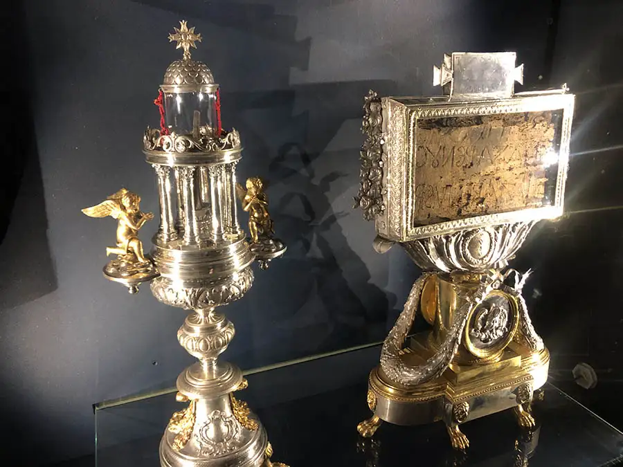 Relíquia com fragmentos de cruz de Jesus dada pelo papa Francisco